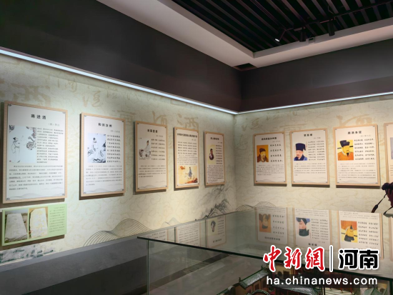 图为宝丰酒文化博物馆展厅展示的与宝丰酒相关的诗词。中新网记者 刘鹏 摄