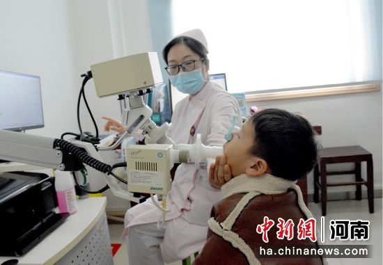 图为医护人员正在给儿童做心肺功能检测。 冯长海 摄