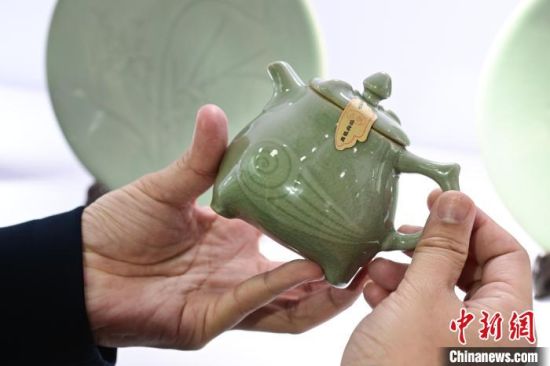 　11月8日，在上海举行的第六届中国国际进口博览会现场，汝瓷展台展出“妇好鸮尊”茶壶。记者 田雨昊 摄