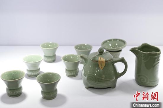 　11月8日，在上海举行的第六届中国国际进口博览会现场，汝瓷展台展出的一组文创产品——“妇好鸮尊”茶具。记者 田雨昊 摄