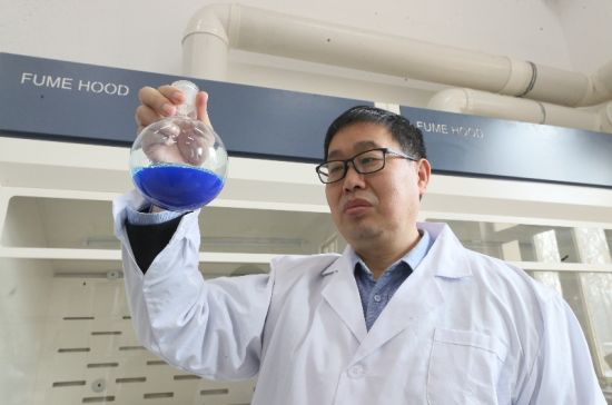 　彭万喜教授向同学们展示溶于水的甲醛