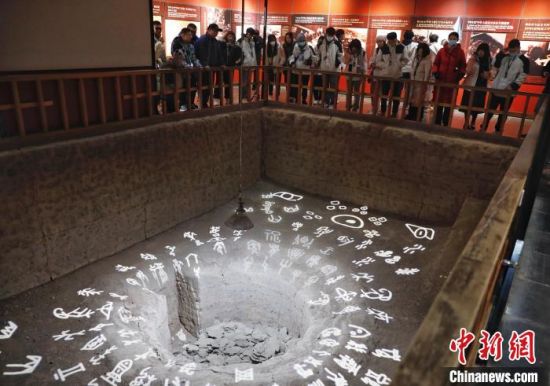 　1月17日，台生在河南安阳殷墟遗址参观甲骨窖穴坑。　中新社记者 阚力 摄