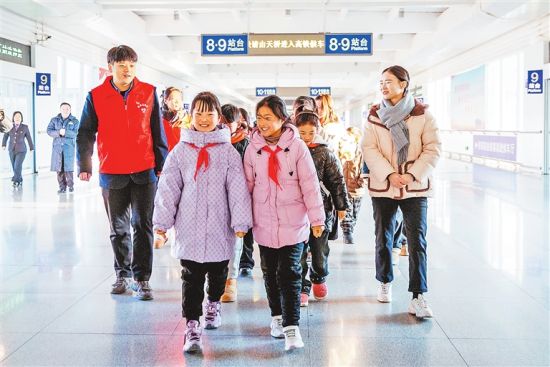 　1月25日，学生代表来到商丘高铁站，感受“中国速度”。 靳一鹏 摄