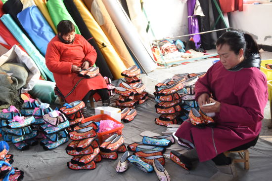 1月5日，河南许昌建安区霍庄村，村民正在制作戏靴。王宇 摄
