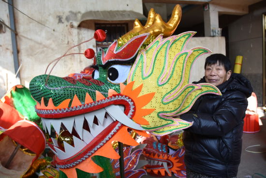 1月5日，河南许昌建安区霍庄村，村民展示制作的舞龙道具。王宇 摄