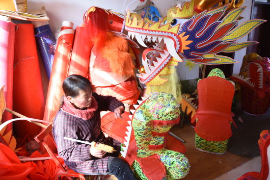 　1月5日，河南许昌建安区霍庄村，村民正在制作舞龙道具。王宇 摄