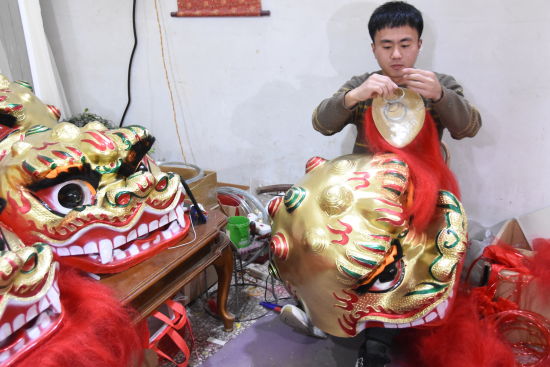 1月5日，河南许昌建安区霍庄村，村民霍云龙正在制作舞狮道具。王宇 摄 