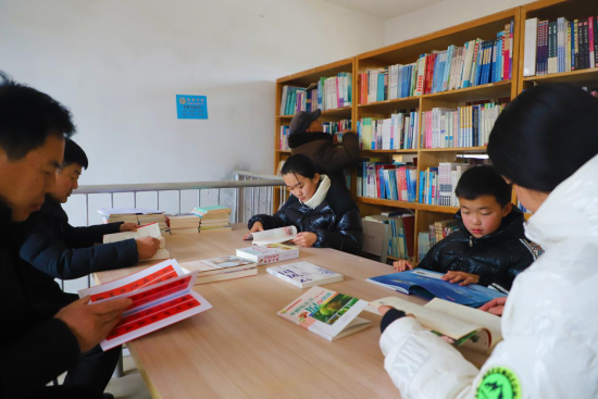 1月31日，群众在范县颜村铺乡颜村铺村农家书屋阅读图书。 张雯博 摄