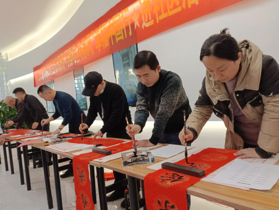 1月29日，范县书法家及书法爱好者们在白衣阁乡的社区为群众书写春联。 张雯博 摄
