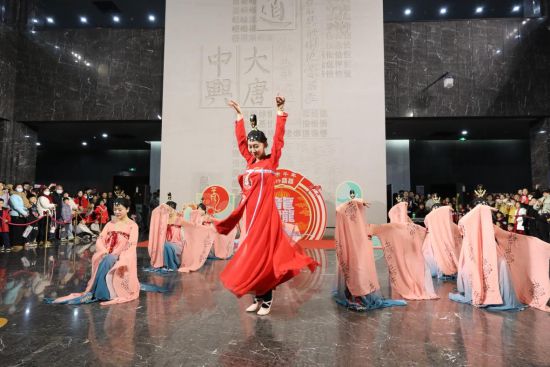 图为中国文字博物馆内的精彩节目。高倩 摄