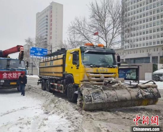 　图为除雪车辆在郑州市金水区城市道路上除雪。　杨大勇 摄