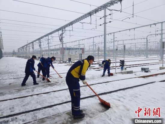 　图为郑州地铁集团工作人员在除雪。郑州地铁集团 供图