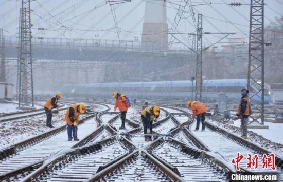 图为国铁集团郑州局组织干部职工除雪打冰保畅通。　宛文鹏 摄