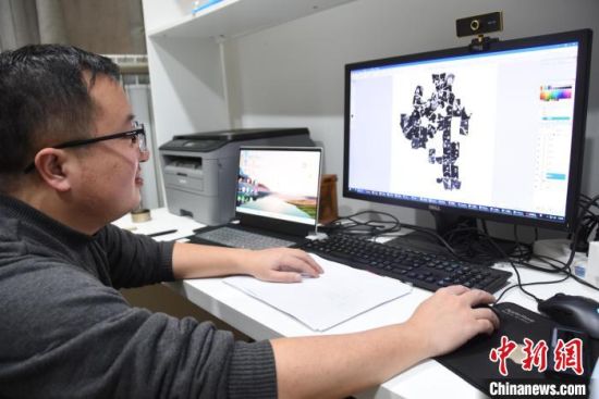 　3月14日，在安阳师范学院甲骨文信息处理教育部重点实验室，工作人员向记者展示甲骨文数字化缀合技术。王宇摄