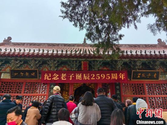 民众在鹿邑太清宫太极殿前祭拜老子。刘鹏 摄