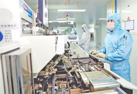 　3月25日，在郑州汉威科技股份有限公司平台建设超净车间内，技术人员在检测产品。(河南日报记者 邓放 摄)