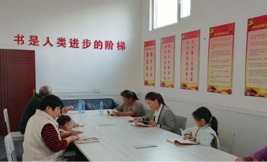 周口市沈丘县北杨集镇村民在农家书屋读书。彭玉立 摄