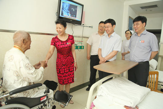 纪念建党95周年郑州市第一人民医院慰问离休