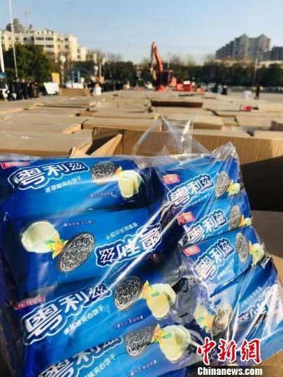 河南漯河集中销毁6.2吨假冒仿冒食品、饮料